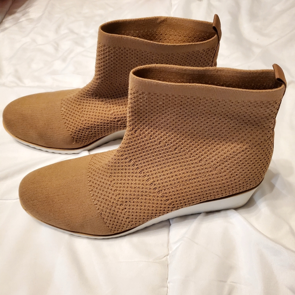 Dexflex brand women's booties in brown color and wedge heel style. Size 13.